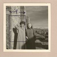 [Doris Dana y una amiga en Pompeya]  [fotografía].