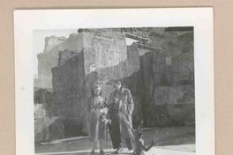 [Amigos de Gabriela Mistral y Doris Dana en Pompeya]  [fotografía].