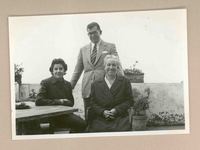 [Gabriela Mistral, Radomiro Tomic y Olaya Errazuriz]  [fotografía].