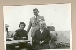 [Gabriela Mistral, Radomiro Tomic y Olaya Errazuriz]  [fotografía].
