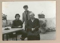 [Gabriela Mistral, Doris Dana y Olaya Errázuriz en Nápoles]  [fotografía].
