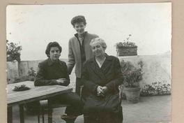 [Gabriela Mistral, Doris Dana y Olaya Errázuriz en Nápoles]  [fotografía].