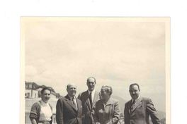 [Gabriela Mistral, Marina Núñez del Prado y tres amigos en Nápoles]  [fotografía].