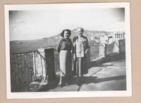 [Gabriela Mistral y una amiga en Italia]  [fotografía].