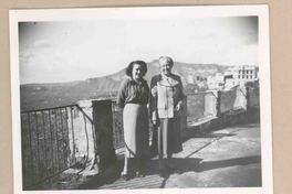 [Gabriela Mistral y una amiga en Italia]  [fotografía].