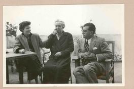 [Gabriela Mistral, Doris Dana y Radomiro Tomic en Nápoles]  [fotografía].