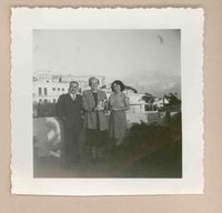 [Gabriela Mistral junto a dos amigos en Nápoles]  [fotografía].