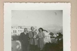 [Gabriela Mistral junto a dos amigos en Nápoles]  [fotografía].