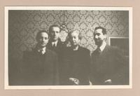 [Gabriela Mistral junto a Ernesto Mejía, Enrique Siefer y Ángel Fernández en Nápoles]  [fotografía].