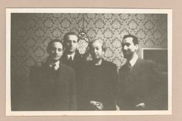 [Gabriela Mistral junto a Ernesto Mejía, Enrique Siefer y Ángel Fernández en Nápoles]  [fotografía].