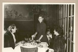 [Doris Dana y dos amigos en Italia]  [fotografía].