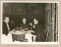 [Doris Dana y dos amigas en Italia]  [fotografía].