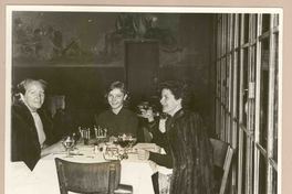 [Doris Dana y dos amigas en Italia]  [fotografía].