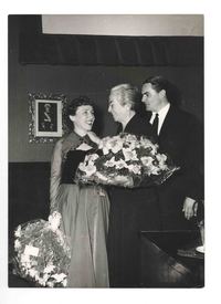 [Gabriela Mistral y Berta Singerman en la conferencia sobre Alfonsina Storni en Roma (Italia)]  [fotografía].