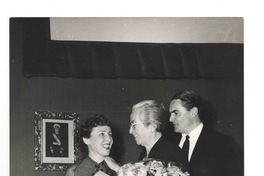 [Gabriela Mistral y Berta Singerman en la conferencia sobre Alfonsina Storni en Roma (Italia)]  [fotografía].