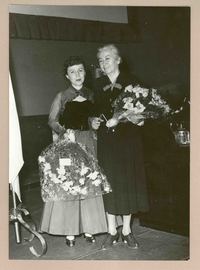 [Gabriela Mistral y Berta Singerman en la conferencia sobre Alfonsina Storni en Roma (Italia)]  [fotografía].