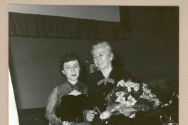 [Gabriela Mistral y Berta Singerman en la conferencia sobre Alfonsina Storni en Roma (Italia)]  [fotografía].