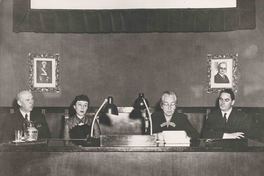 [Gabriela Mistral y Berta Singerman en la conferencia sobre Alfonsina Storni en Roma]  [fotografía].