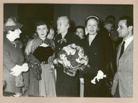 [Gabriela Mistral junto a Berta Singerman en la conferencia sobre Alfonsina Storni en Roma]  [fotografía].