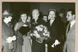 [Gabriela Mistral junto a Berta Singerman en la conferencia sobre Alfonsina Storni en Roma]  [fotografía].