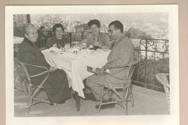 [Gabriela Mistral y Doris Dana junto a Radomiro Tomic y Olaya Errázuriz en Italia]  [fotografía].