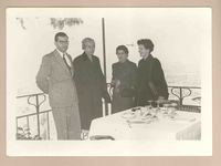 [Gabriela Mistral y Doris Dana junto a Radomiro Tomic y Olaya Errázuriz en Italia]  [fotografía].