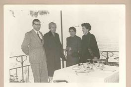 [Gabriela Mistral y Doris Dana junto a Radomiro Tomic y Olaya Errázuriz en Italia]  [fotografía].
