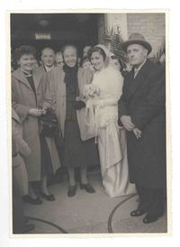 [Gabriela Mistral y Doris Dana en una ceremonia de matrimonio en Italia]  [fotografía].