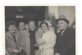 [Gabriela Mistral y Doris Dana en una ceremonia de matrimonio en Italia]  [fotografía].