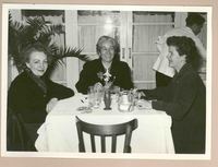 [Gabriela Mistral y Doris Dana y una amiga en italia]  [fotografía].