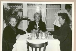 [Gabriela Mistral y Doris Dana y una amiga en italia]  [fotografía].