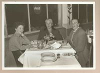 [Gabriela Mistral, Doris Dana y Marina Núñez del Prado en Italia]  [fotografía].