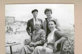 [Gabriela Mistral junto a Doris Dana, Marina Núñez del Prado y un amigo en Italia]  [fotografía].