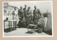 [Gabriela Mistral, Marina Núñez del Prado y tres amigos en Nápoles]  [fotografía].