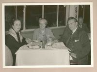[Gabriela Mistral y dos amigos en Italia]  [fotografía].