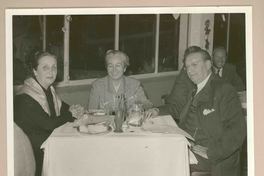 [Gabriela Mistral y dos amigos en Italia]  [fotografía].