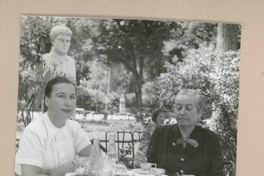 [Gabriela Mistral y Marina Núñez del Prado en Italia]  [fotografía].