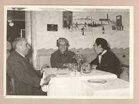 [Gabriela Mistral junto a Teresa Lagarrigue y Carlos Vicuña en Nápoles]  [fotografía].