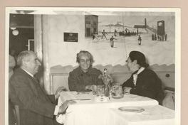 [Gabriela Mistral junto a Teresa Lagarrigue y Carlos Vicuña en Nápoles]  [fotografía].