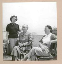 [Gabriela Mistral junto a Marina Núñez del Prado y una amiga en Nápoles]  [fotografía].