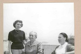 [Gabriela Mistral junto a Marina Núñez del Prado y una amiga en Nápoles]  [fotografía].