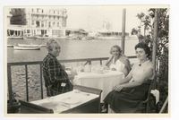 [Gabriela Mistral junto a dos amigas en Italia]  [fotografía].