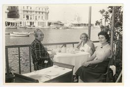 [Gabriela Mistral junto a dos amigas en Italia]  [fotografía].