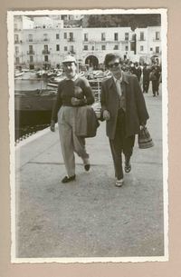[Doris Dana y Marina Núñez del Prado en Italia]  [fotografía].