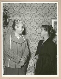 [Gabriela Mistral junto a una amiga en Nápoles]  [fotografía].