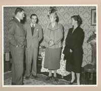 [Gabriela Mistral junto a unos amigos en Nápoles]  [fotografía].