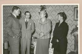 [Gabriela Mistral junto a unos amigos en Nápoles]  [fotografía].