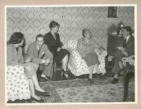 [Gabriela Mistral junto a amigos en Nápoles]  [fotografía].