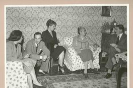 [Gabriela Mistral junto a amigos en Nápoles]  [fotografía].