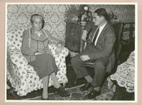 [Gabriela Mistral junto a un amigo en Nápoles]  [fotografía].